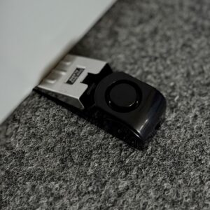 Dveřní alarm 120 dB – klínový detektor pohybu se třemi úrovněmi citlivosti